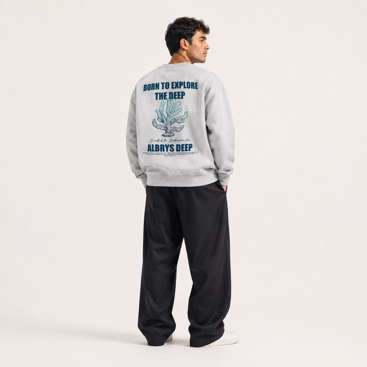 Sudadera crewneck GREY CORAL de Albrys Brand en color gris con diseño Coral de inspiración mediterránea, imagen 2.