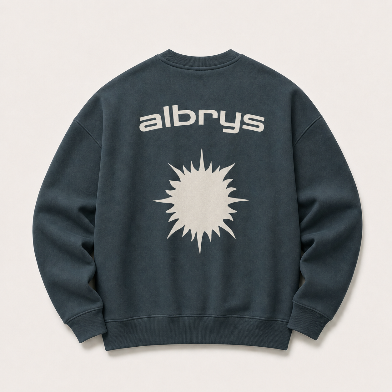 Sudadera crewneck AMALFIL Mediterranean Sun de Albrys Brand en color oscuro con diseño frontal de sol mediterráneo.