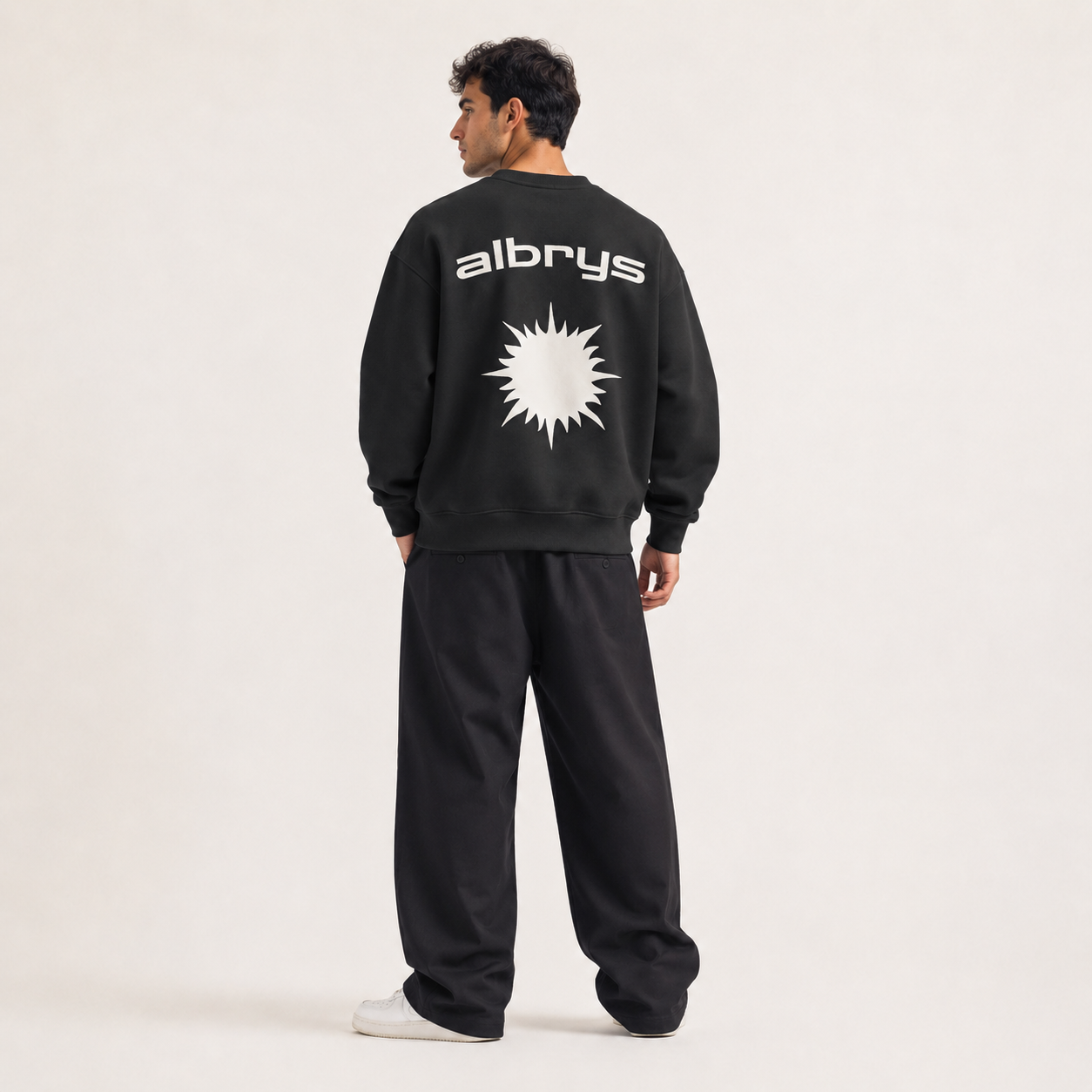 Sudadera crewneck BLACK Mediterranean Sun de Albrys Brand en color negro con diseño trasero de sol mediterráneo, imagen 2.