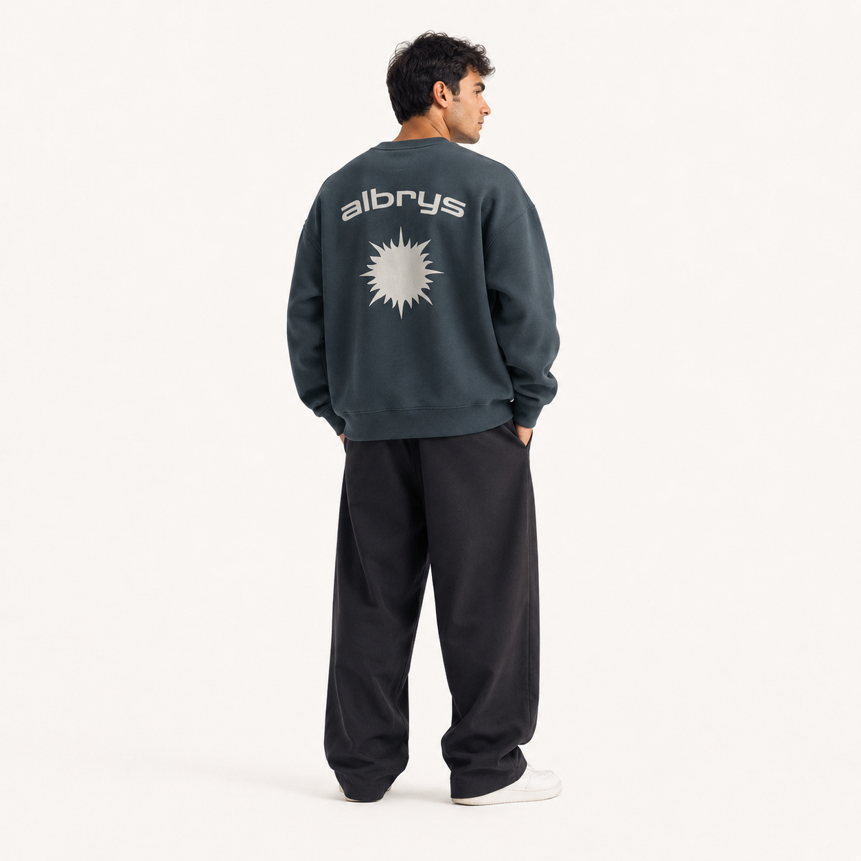 Modelo con sudadera crewneck AMALFIL Mediterranean Sun de Albrys Brand vista frontal.