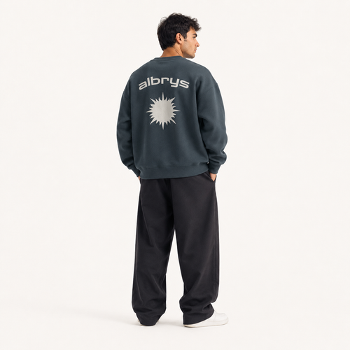 Modelo con sudadera crewneck AMALFIL Mediterranean Sun de Albrys Brand vista frontal.