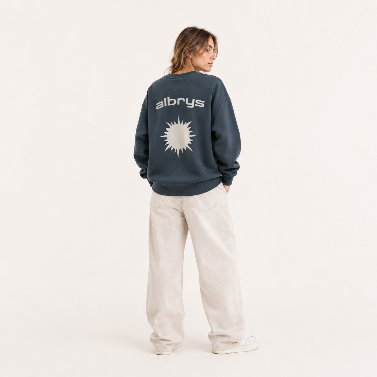 Modelo con sudadera AMALFIL Mediterranean Sun de Albrys Brand en look streetwear.