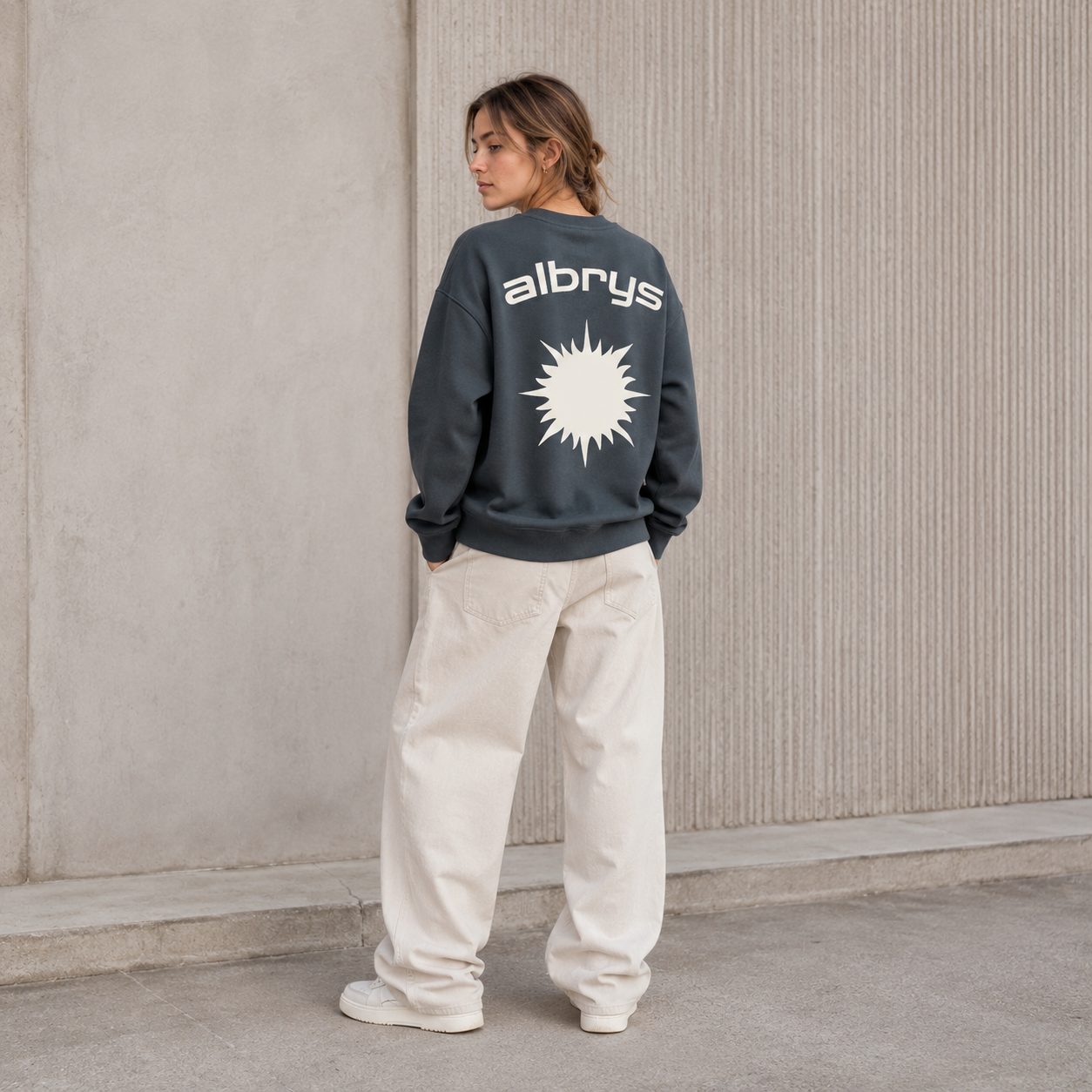Sudadera crewneck AMALFIL Mediterranean Sun de Albrys Brand combinada con pantalón claro.