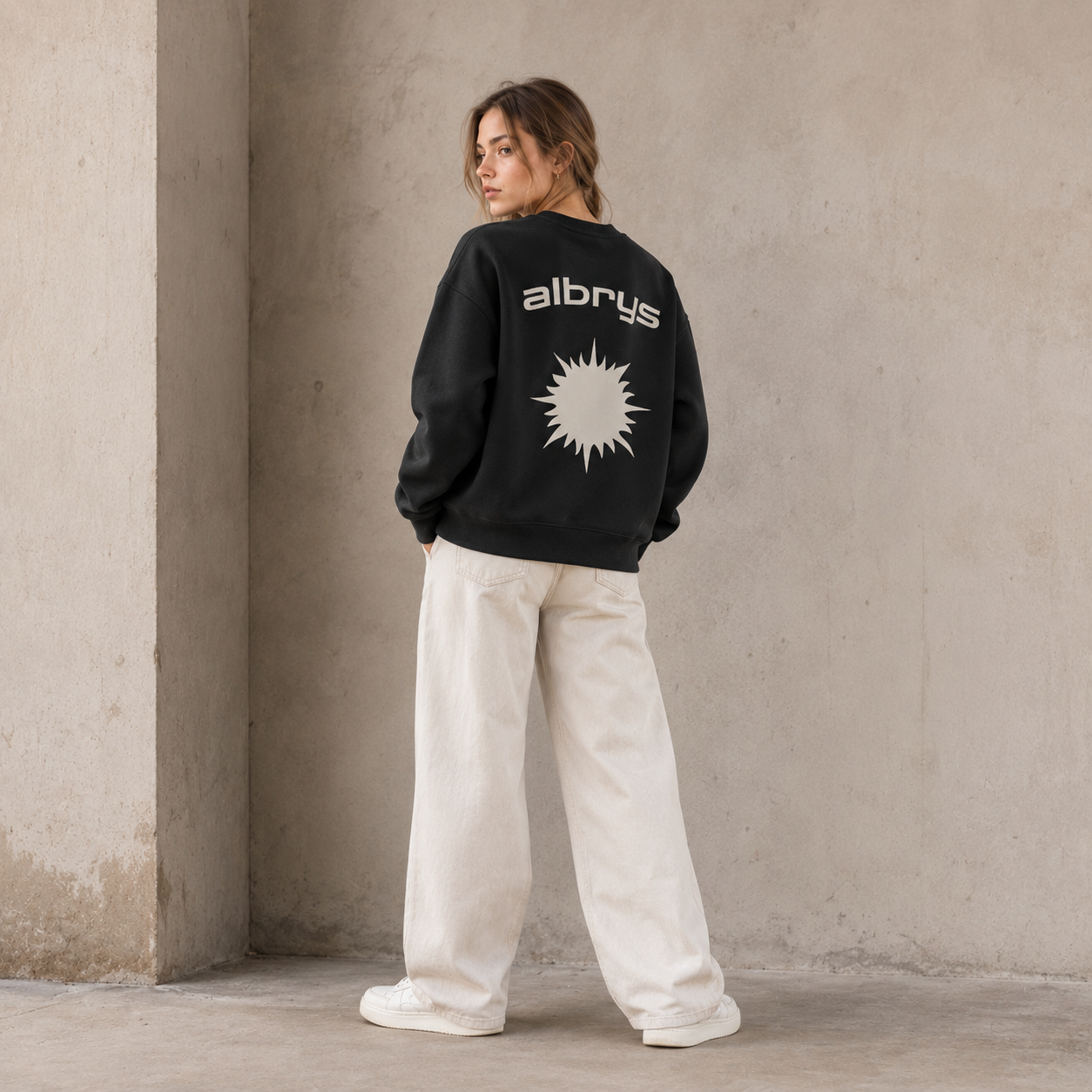 Sudadera crewneck BLACK Mediterranean Sun de Albrys Brand en color negro con diseño trasero de sol mediterráneo, imagen 3.
