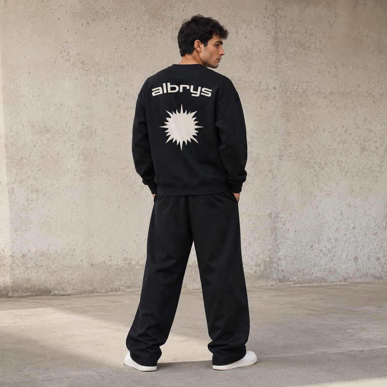 Sudadera crewneck BLACK Mediterranean Sun de Albrys Brand en color negro con diseño trasero de sol mediterráneo, imagen 4.